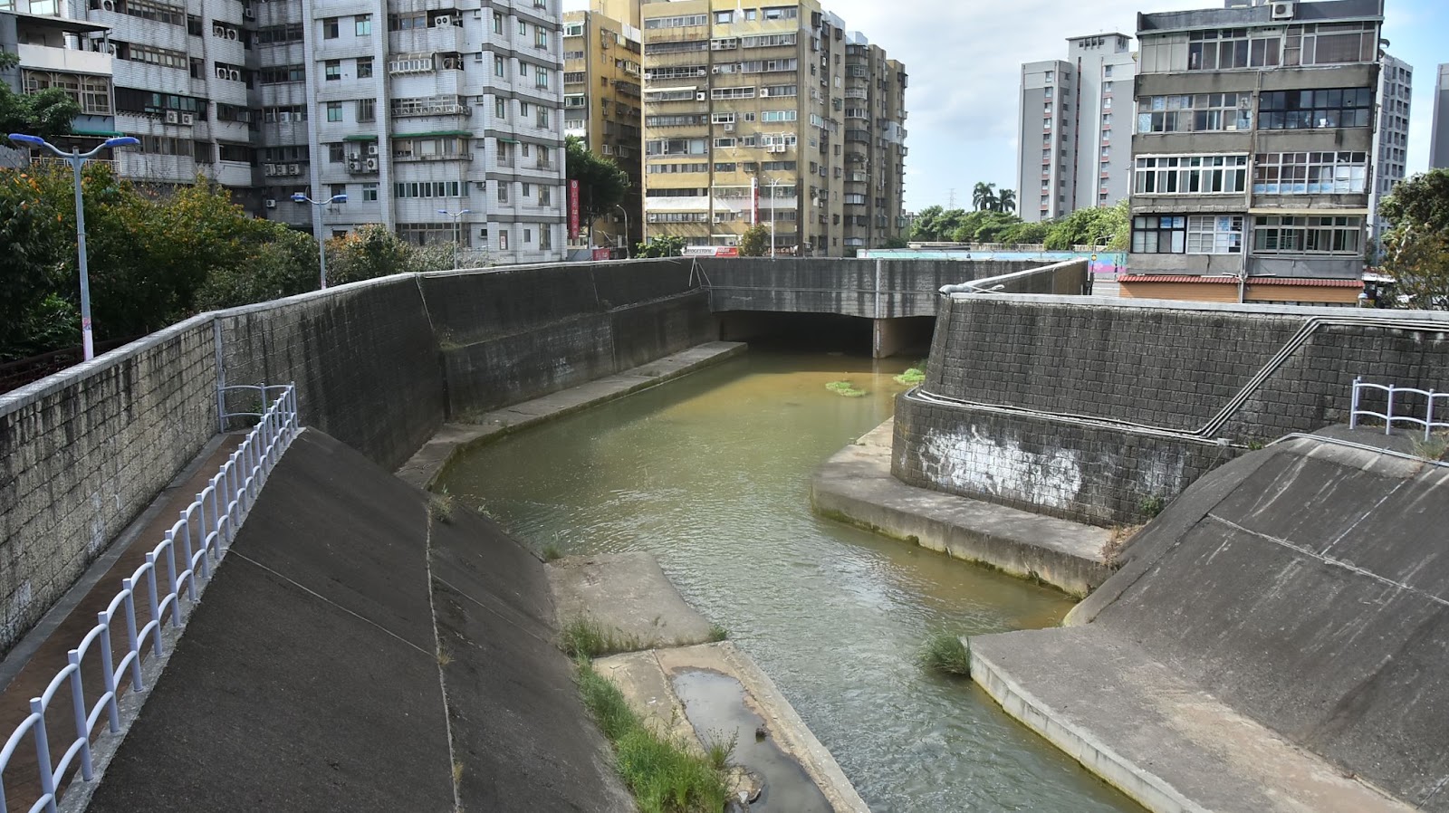自東華橋以南，磺溪被禁錮於泥灰色的雙層堤防之間，垂直的空間結構阻絕人溪關係。（source: 磺溪生活流域）