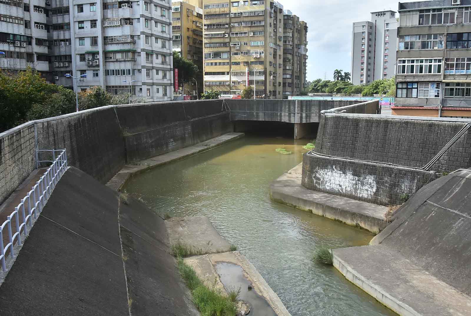 行至捷運芝山站附近，三面光的磺溪。（source: 磺溪生活流域）