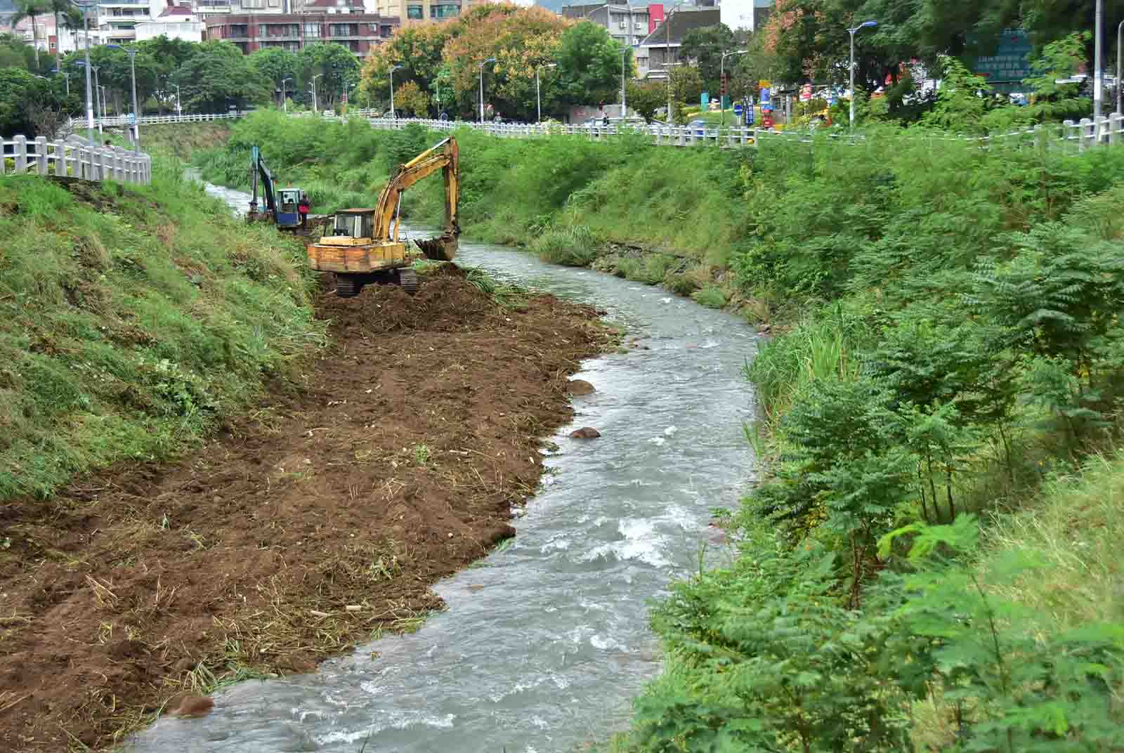 正在進行除草的磺溪（source: 磺溪生活流域）