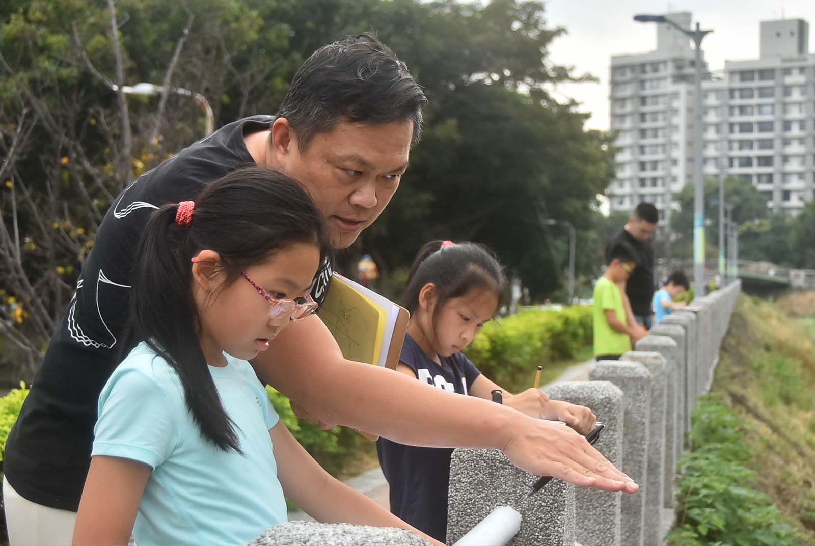 在溪邊觀察的士東國小師生。走出學校，磺溪就是個生態大教室。（source: 磺溪生活流域）