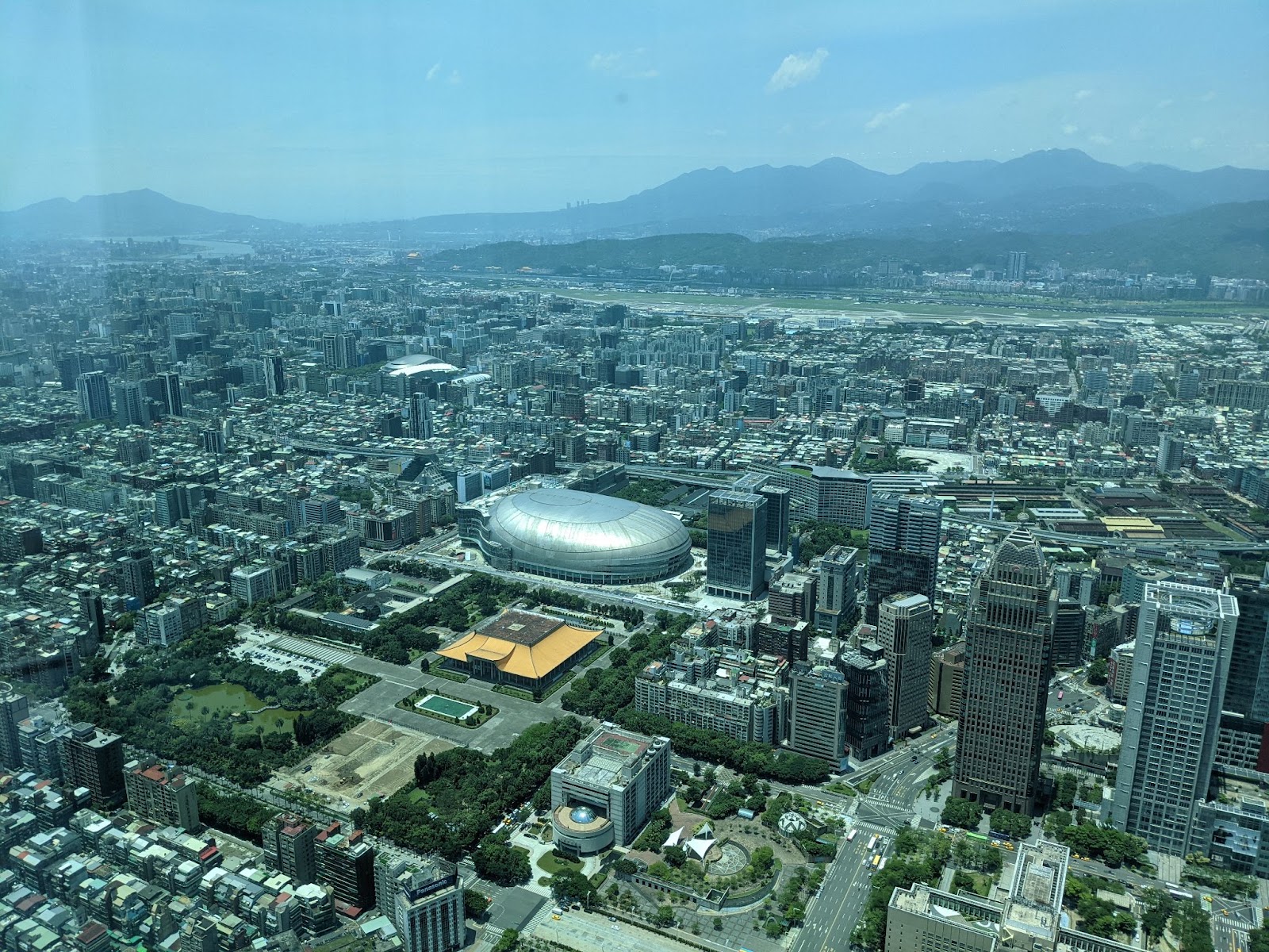 繁華都心街景與山水綠幕（source: 王秀娟提供）
