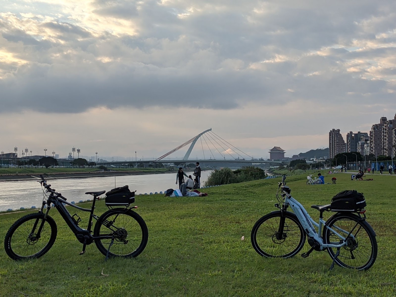 基隆河濱的開闊悠閒（source: 王秀娟提供）