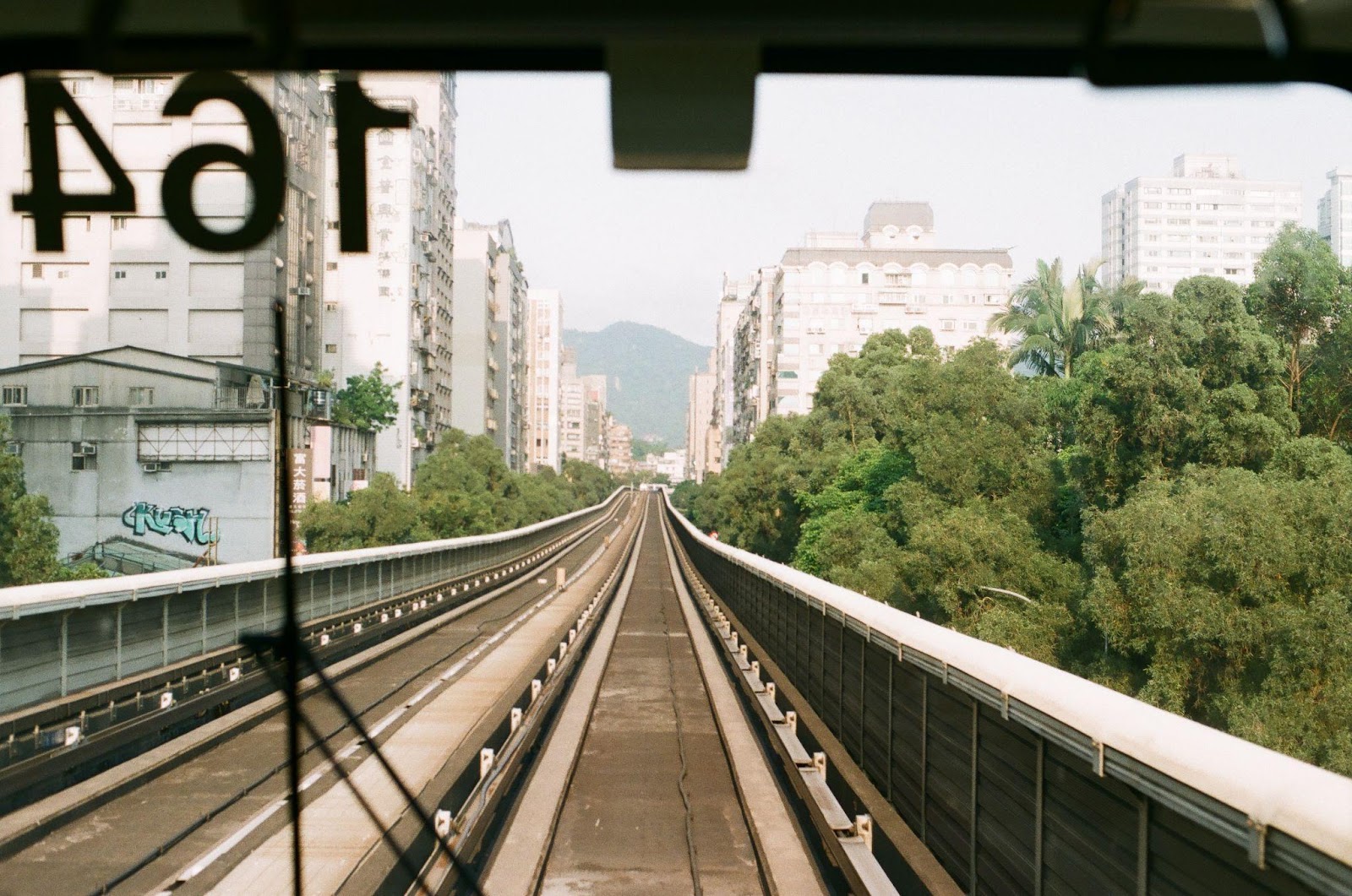 搭乘高架捷運感知臺北景觀特色（source: unsplash）
