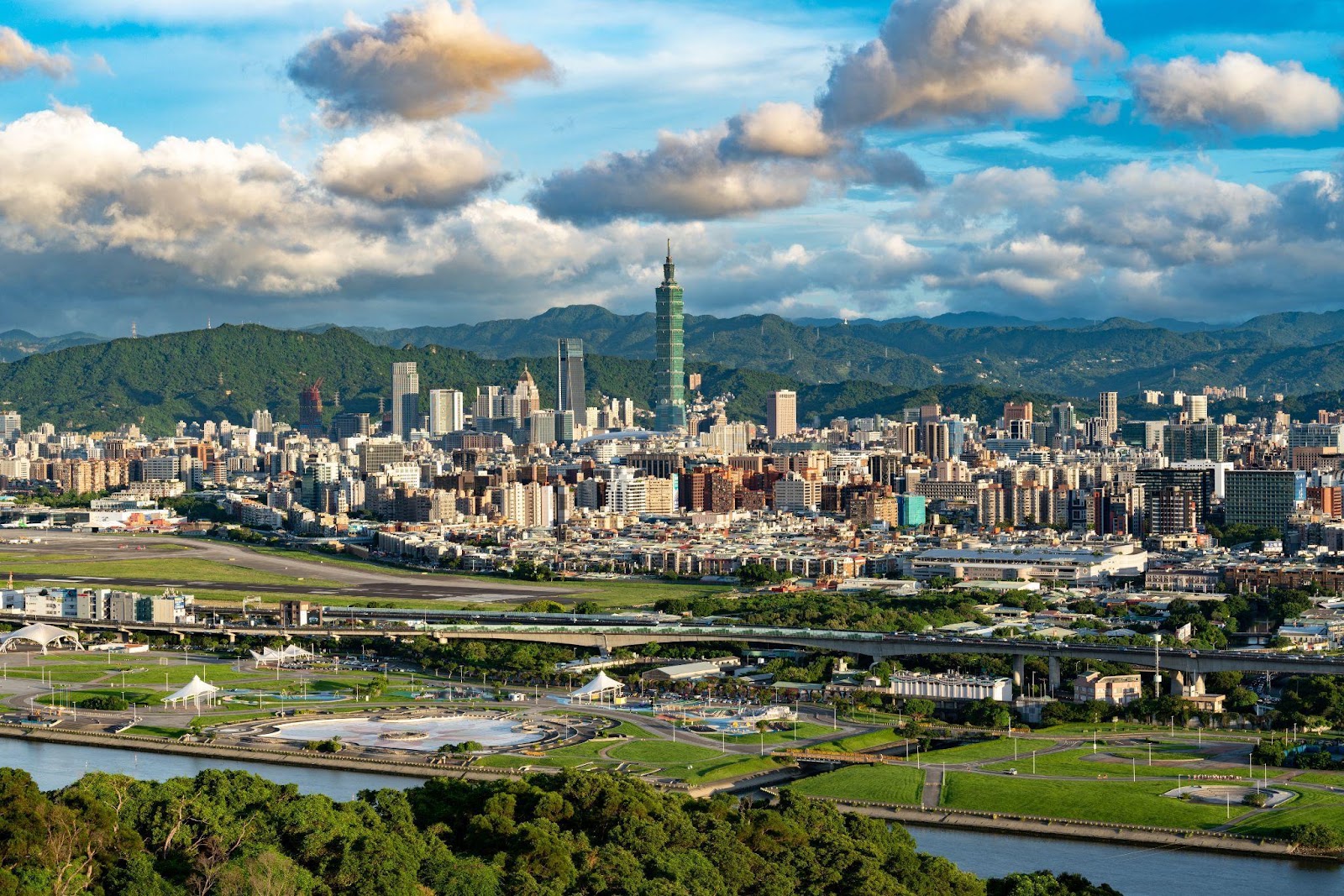 山水是臺北最獨特的景觀與城市名片（source: unsplash）