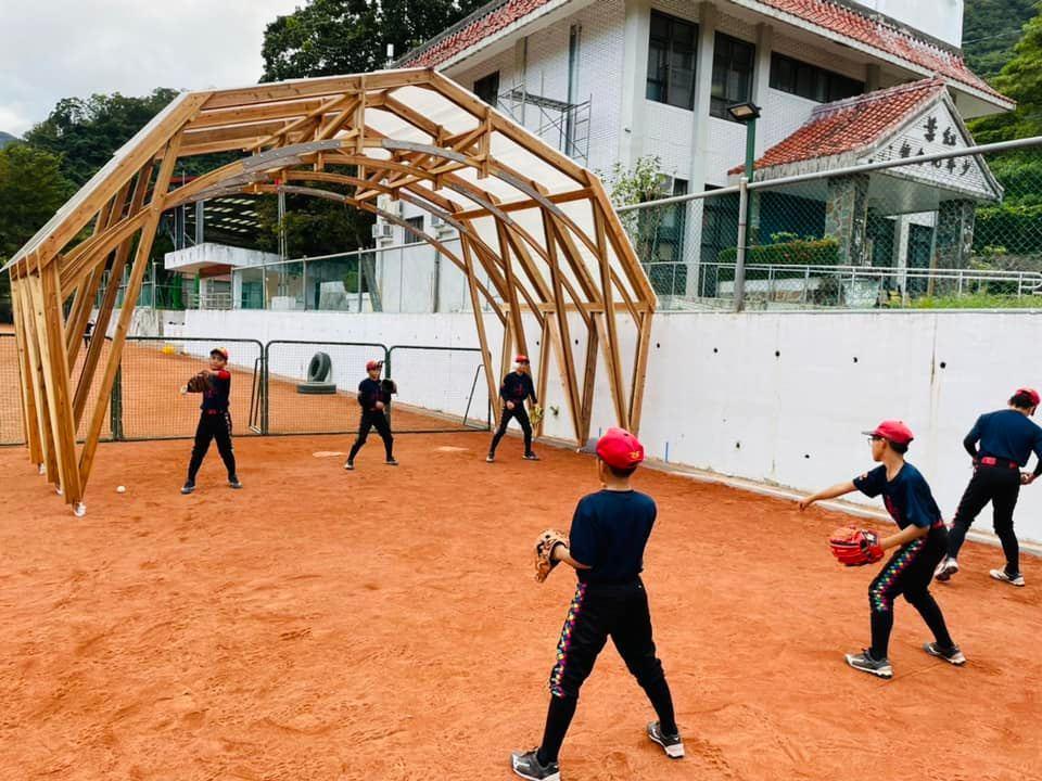 紅葉國小少棒隊實際於牛棚測試、投手練習情況(source: 臺灣義築協會)