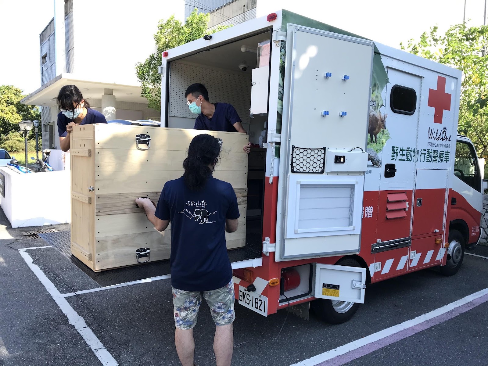 臺灣野山羊救傷運輸籠實際使用於野灣野生動物救護車(source: 臺灣義築協會)