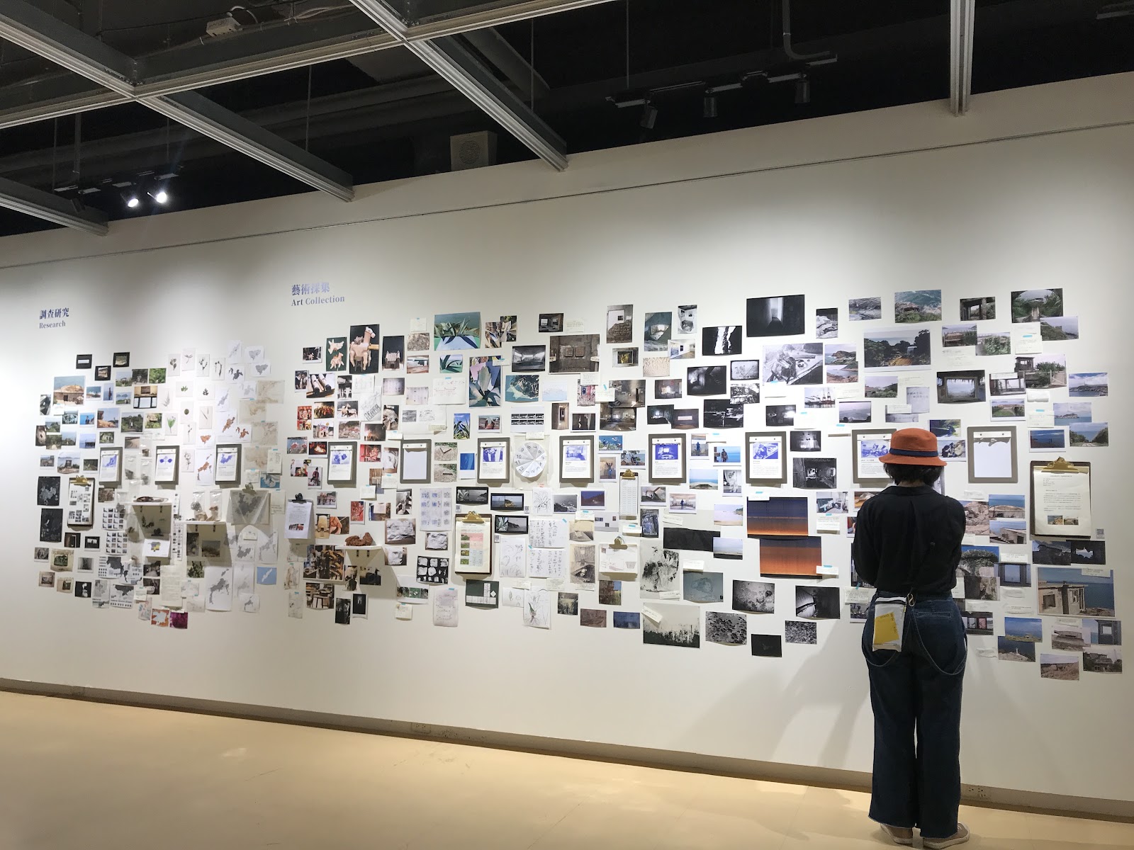 陳宣誠為2022馬祖國際藝術島〈傾聽島嶼的聲音〉策展人,展出團隊調查研究與藝術採集的田野過程。(source: 劉修岑拍攝)