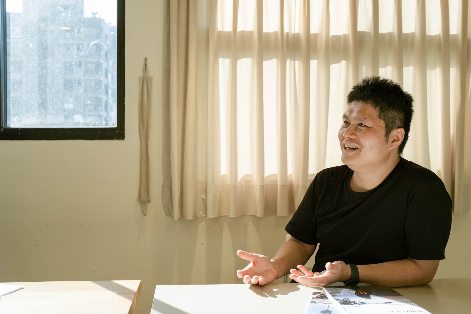 陳宣誠認為臺北是一座非常緊密的城市、需要一點精神力量、一點輕輕的東西。(source: 劉耘桑拍攝)