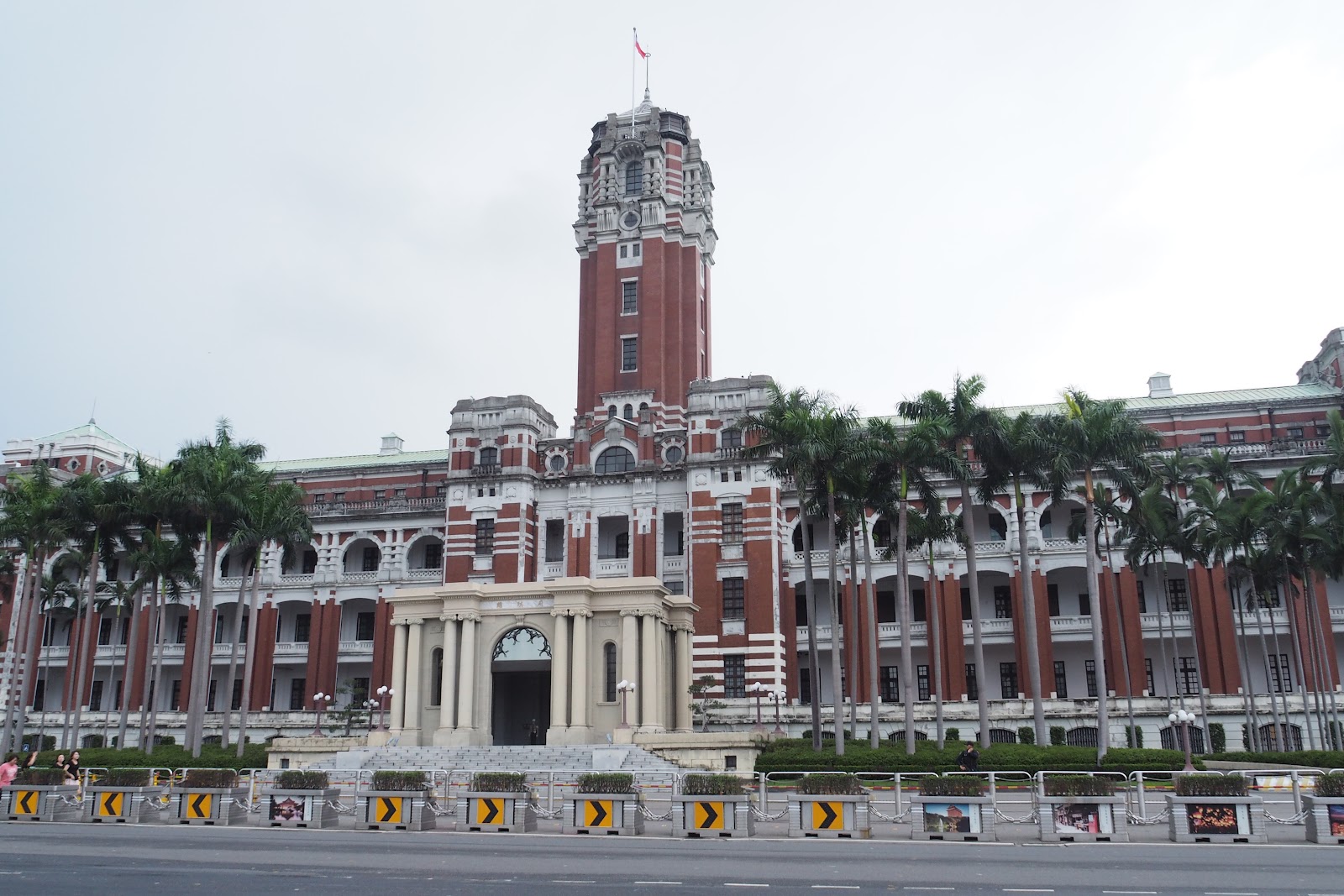 圖8:中央有一個高11層的塔樓,防止日曬的廊道,也是用拱圈形成(source: 吳昱瑩拍攝)
