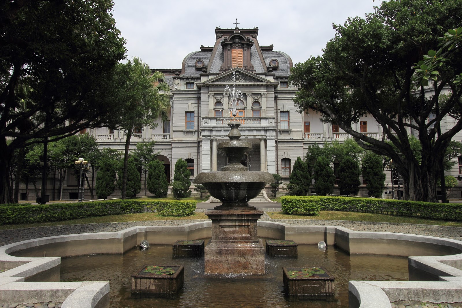 圖12:臺北賓館前面有一個歐洲式水池,入口車寄的地方,妝點也非常歐洲風格(source: 吳昱瑩拍攝)