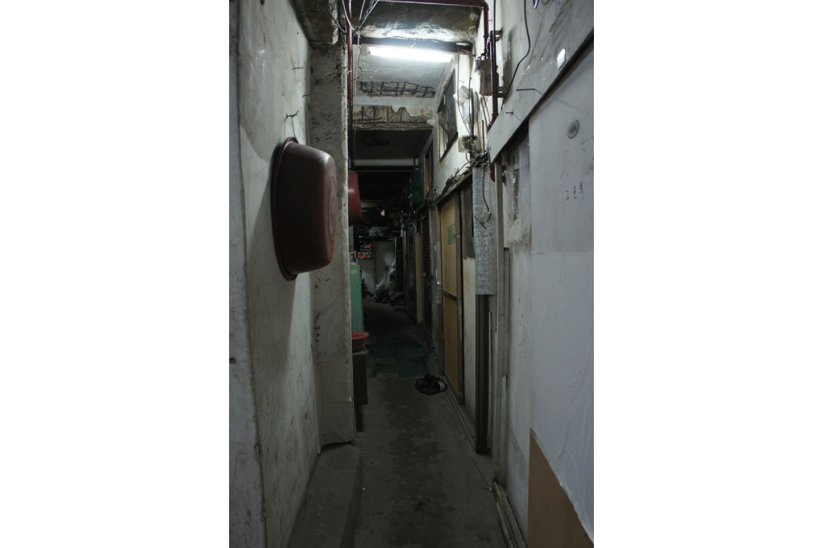 (東子洞的低品質雅房,居住環境惡劣)