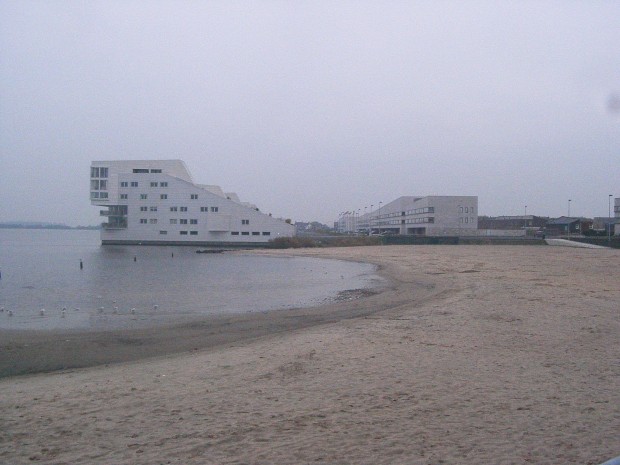 (伸入湖裡的集合住宅 The Sphinxes - Neutelings Riedijk Architects 設計/ 李宇中攝)