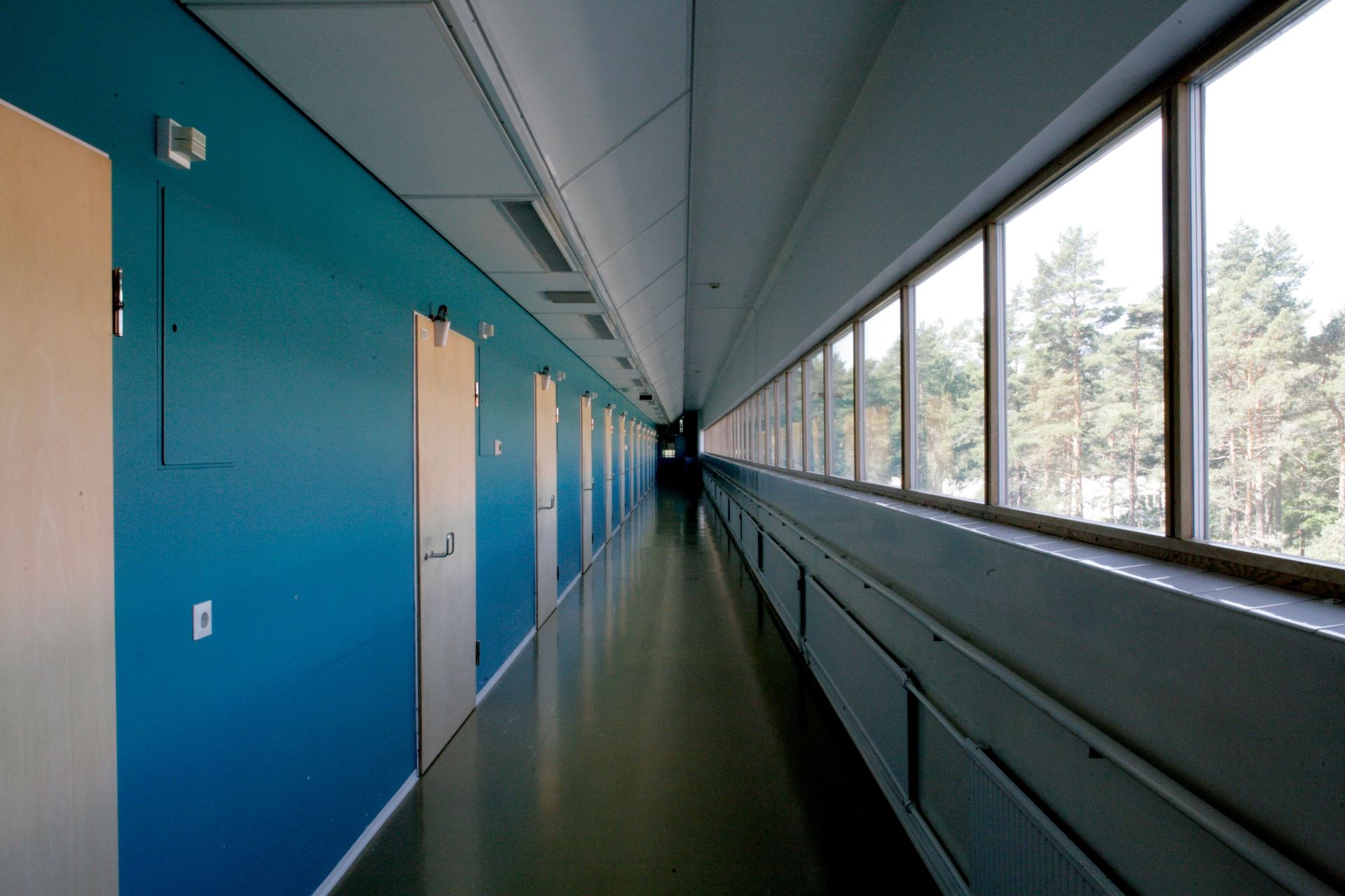 （Paimio Sanatorium內部側翼的走廊，攝於2008 / ark-byroo by Sami Heikinheimo）