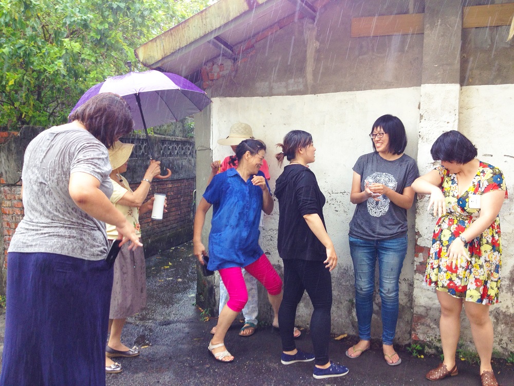 （彩繪廊道遇雨）