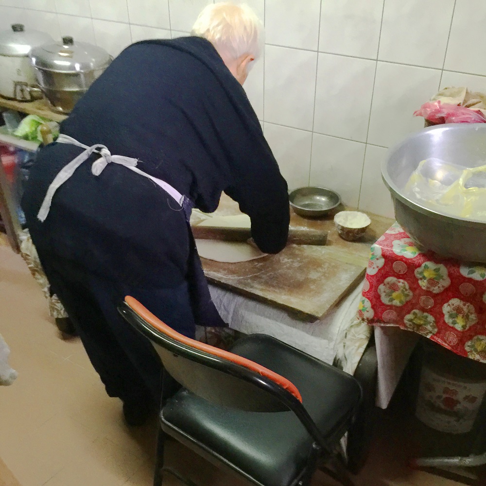 （奶奶正在做蔥油餅）