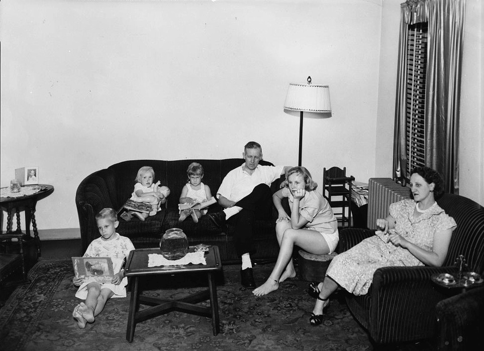 （Family in Techwood Homes apartment, late 1930s）