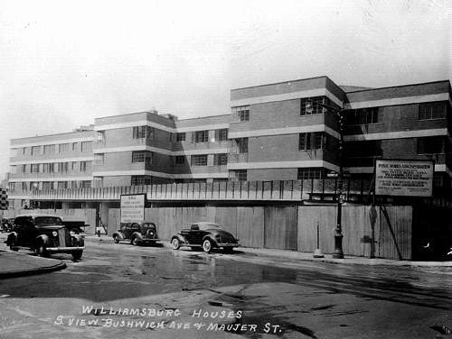 （The best public housing project ever built in New York / 紐約市最早的社會住宅興建於 1937 年，四層樓的公寓建築伴隨著大量公共空間，1999 年重新整修過，目前仍持續使用中）