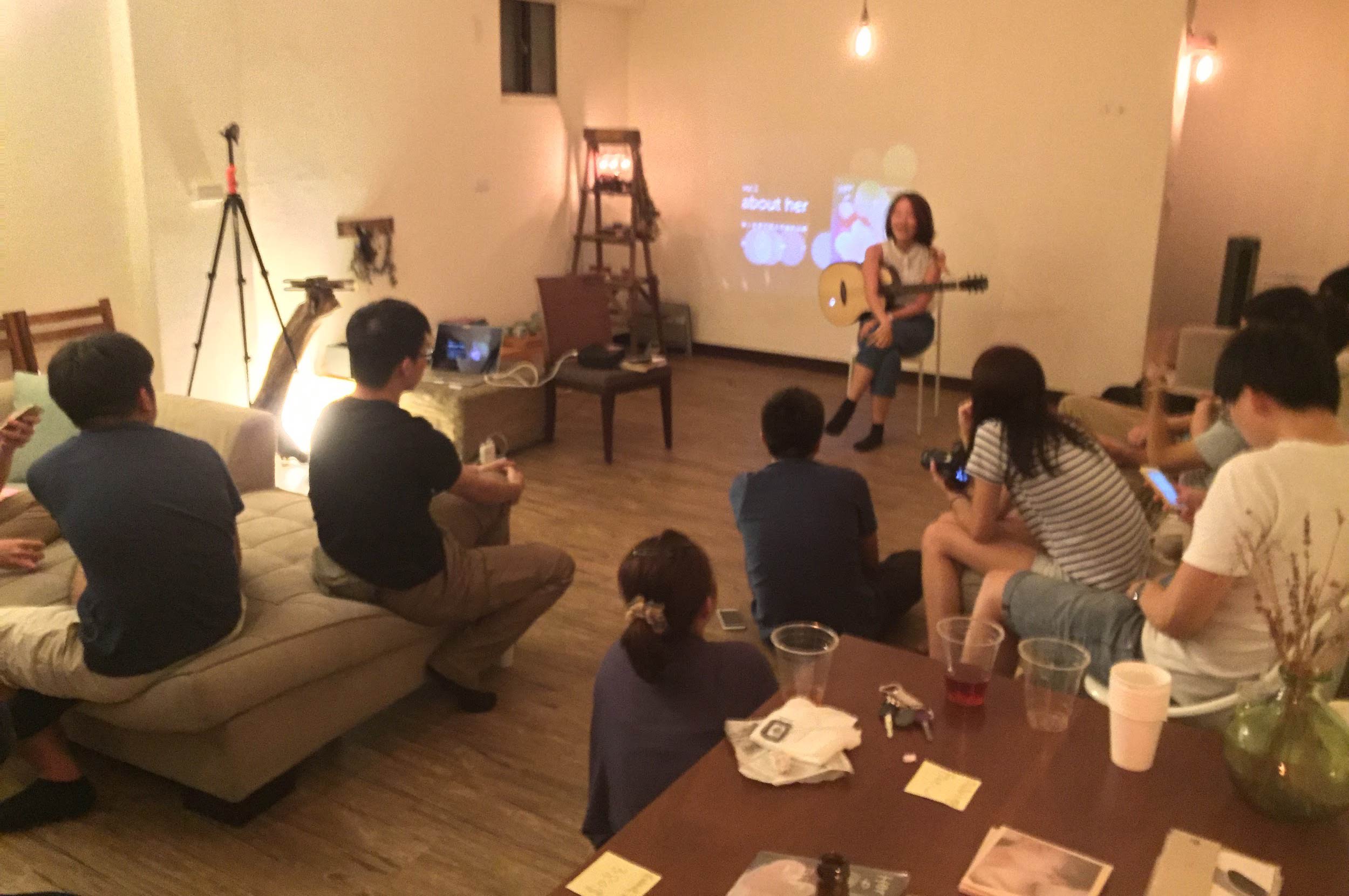 （玖樓公寓不插電音樂會，不同公寓的房東也來參與）