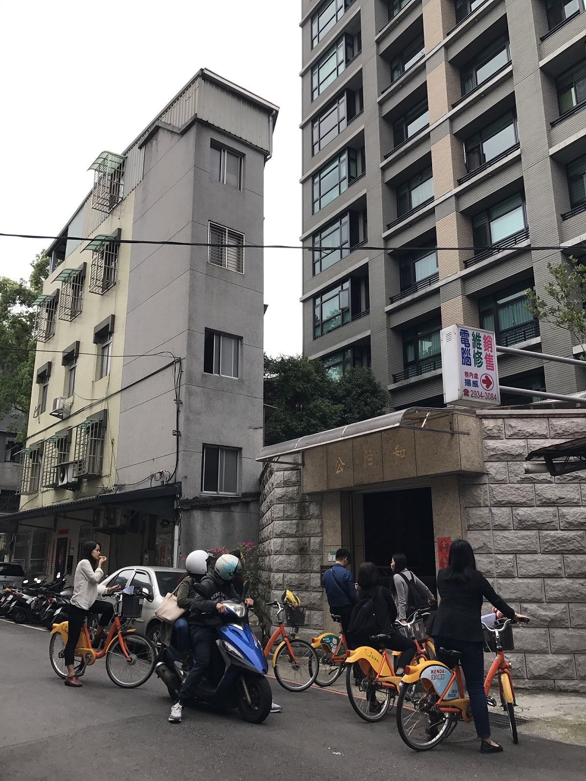 (原在萬盛溪流畔的和伯公廟,現與大樓合建,廟宇建於大樓內)