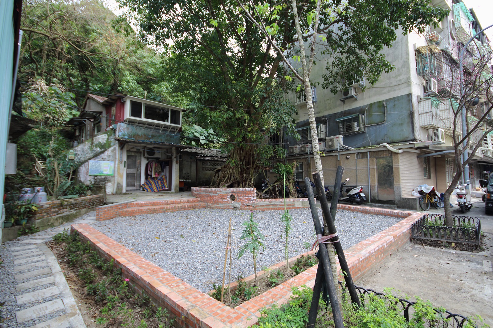 (原本曾被大量垃圾及違建佔據,現已成為景東里提案的「仙岩樹屋」改造點空間王俞棻 / 攝)