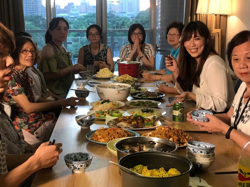 （體驗營中大家一起下廚與共餐）
