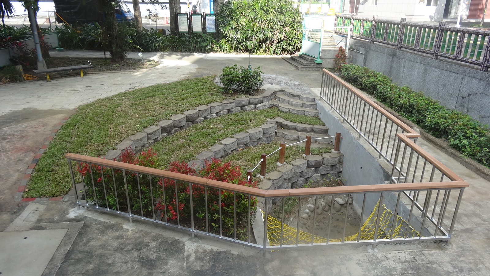 (萬和公園上開蓋的萬和水水空間/ 王俞棻 攝)