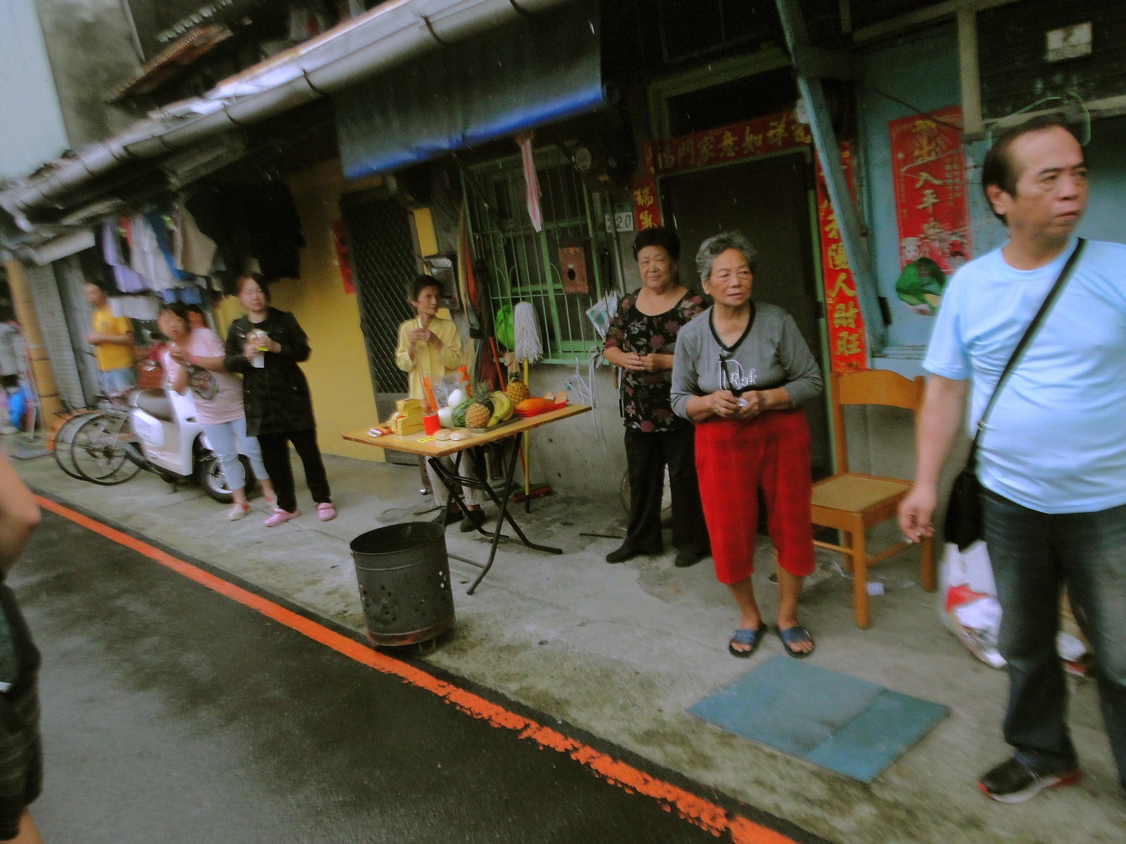 (永春街一直是整條繞境路線走下來最含庄頭氣味的地帶,只是隨著政策關係也一點一滴剝落著)