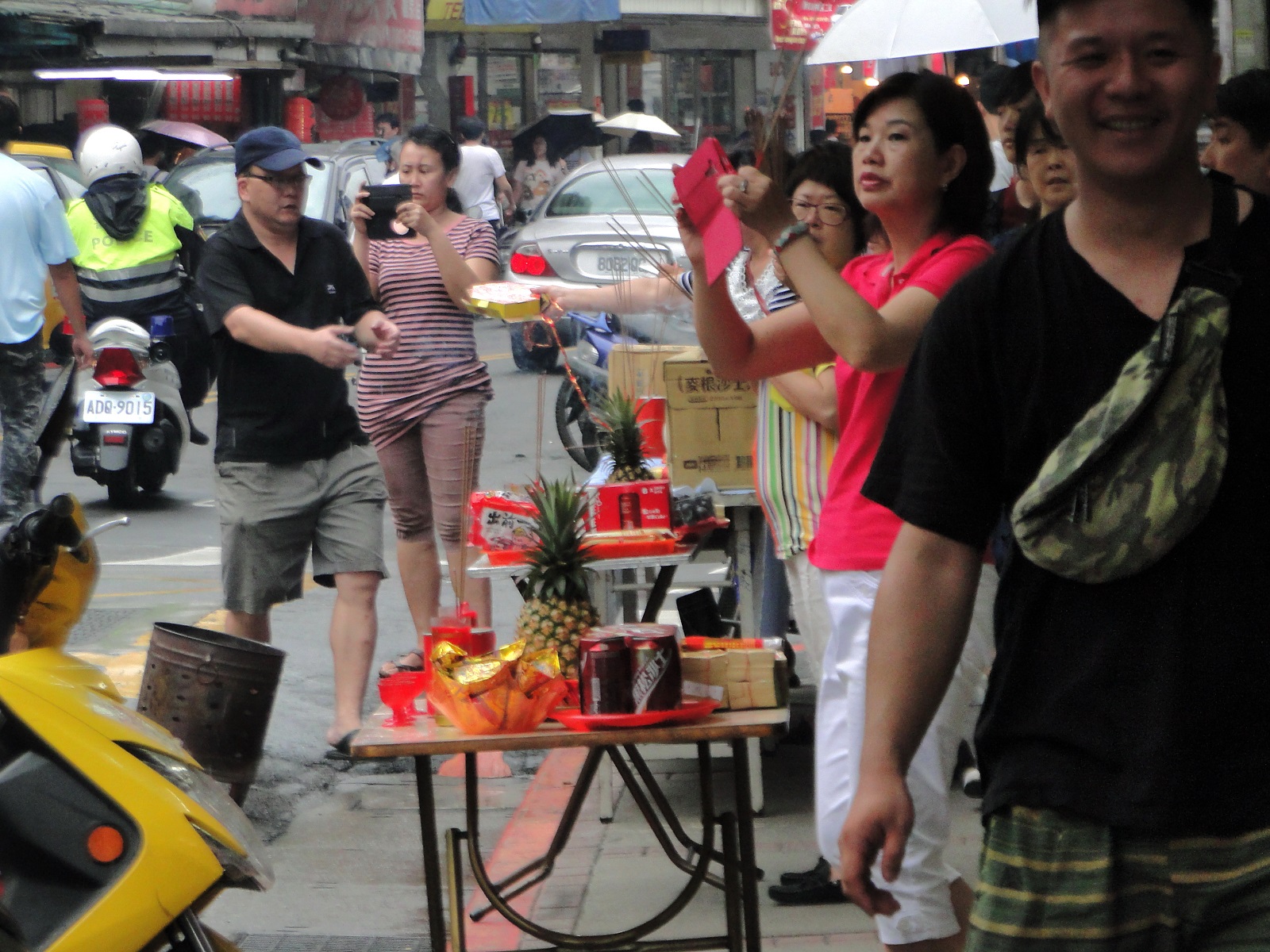 (從泰順街六十巷彎進師大路,馬路兩側總會至少各有兩個香案來提醒人們庄頭的存在)