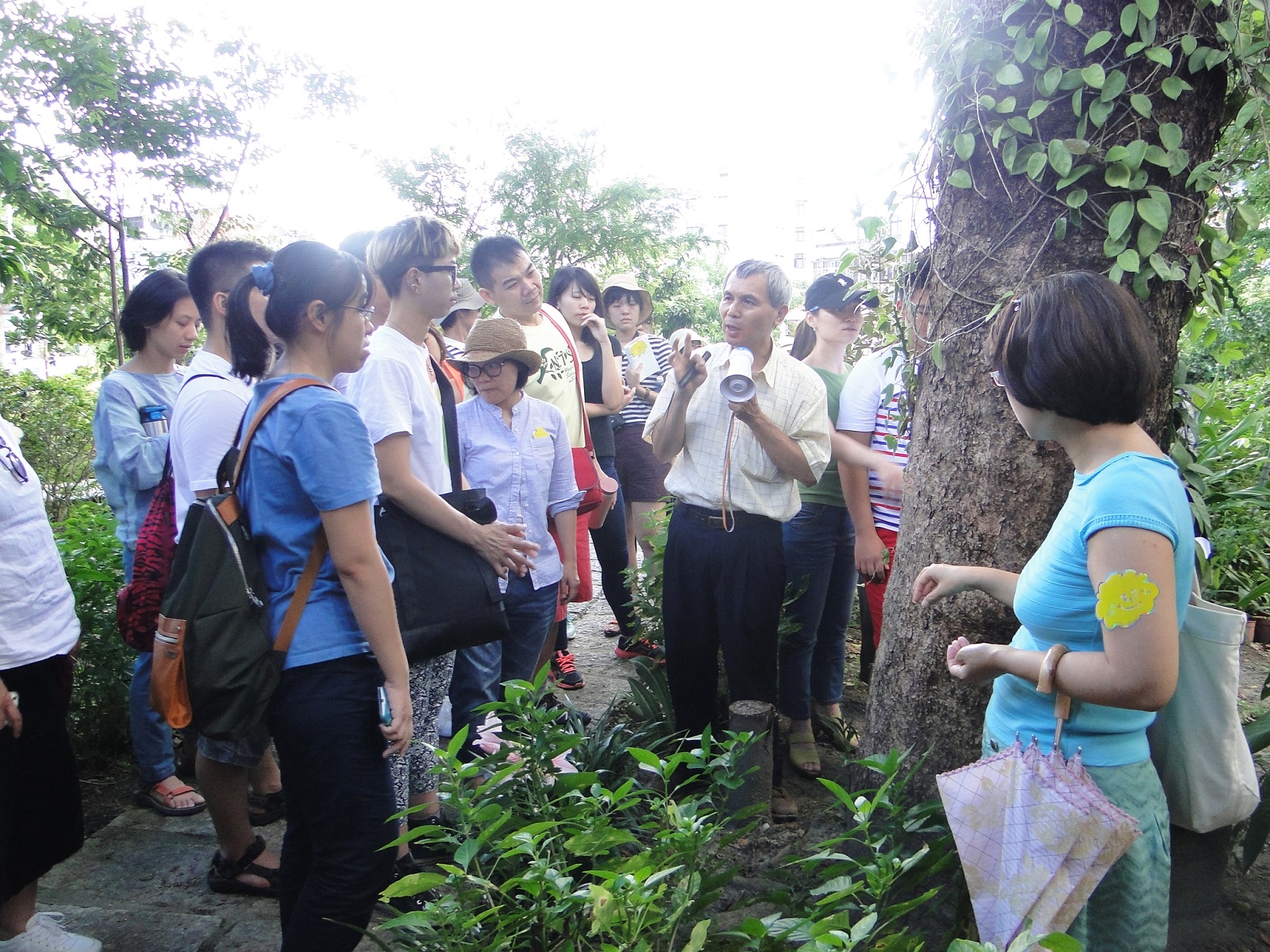 (青草店老闆帶我們走進「和平青草園」探索萬華在地的藥田)