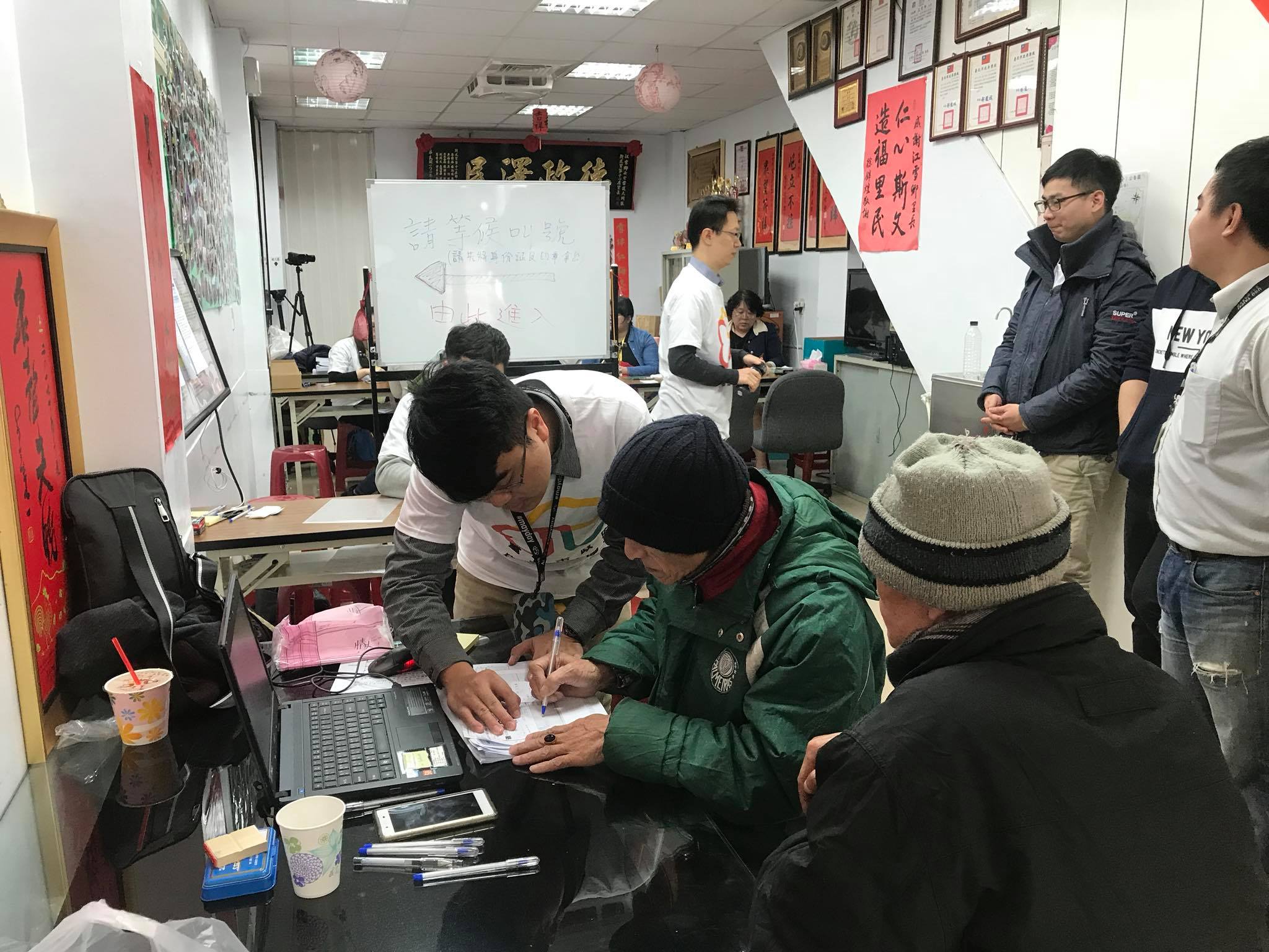 （第一次發拆遷補償費的現場能夠直接見到住戶，團隊先將每一戶狀況都先稍微記下，方便承辦人掌握後續狀況。 ）