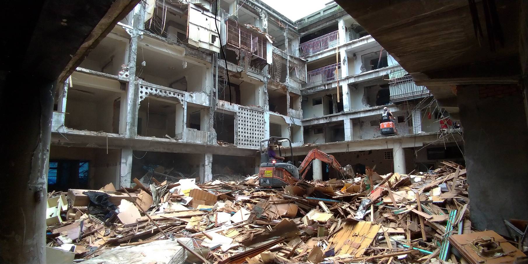 （拆除建築體時水電、瓦斯的管線是比較危險的，管線停用之外，家中不能留在房子裡的物品一併移出後，才能開始作業。）