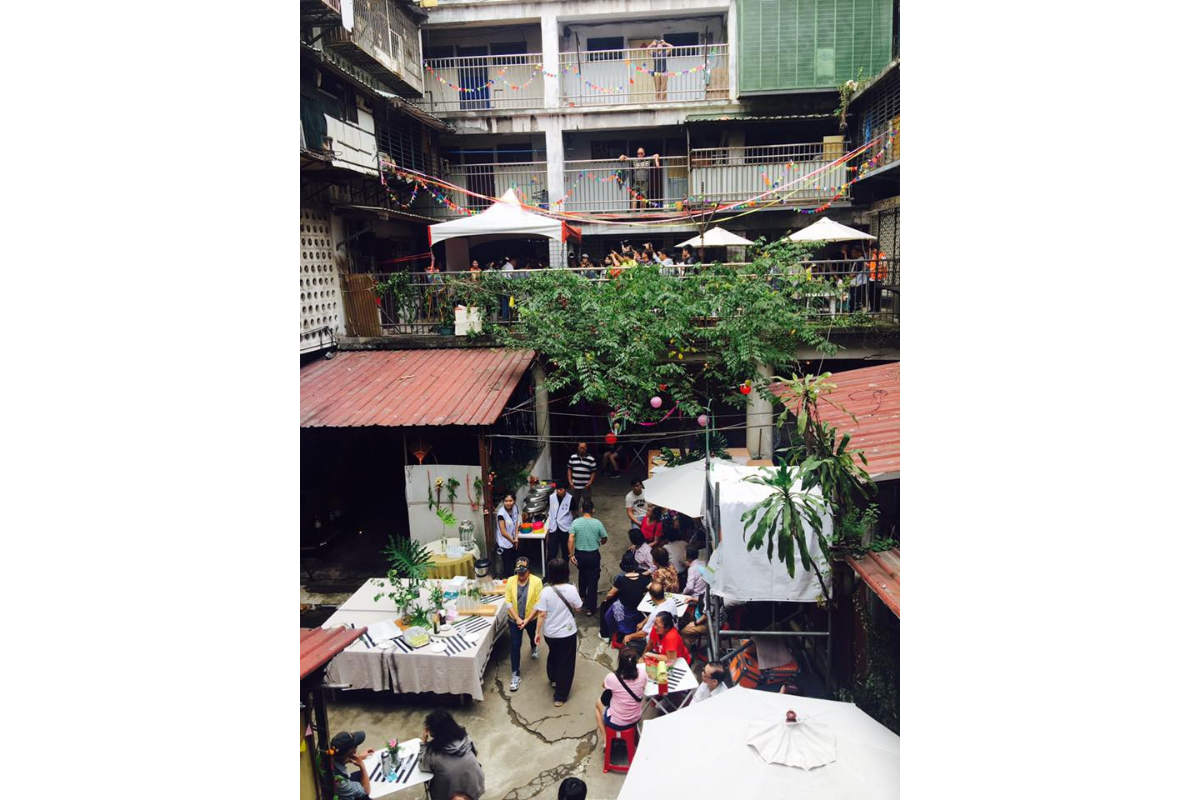 （當點交、搬家作業進入倒數，社區經過大掃除之後舉辦了道別前夕的團聚活動，所有在整宅留有回憶的人都可以回來看看，好好地對這個地方說再見。）