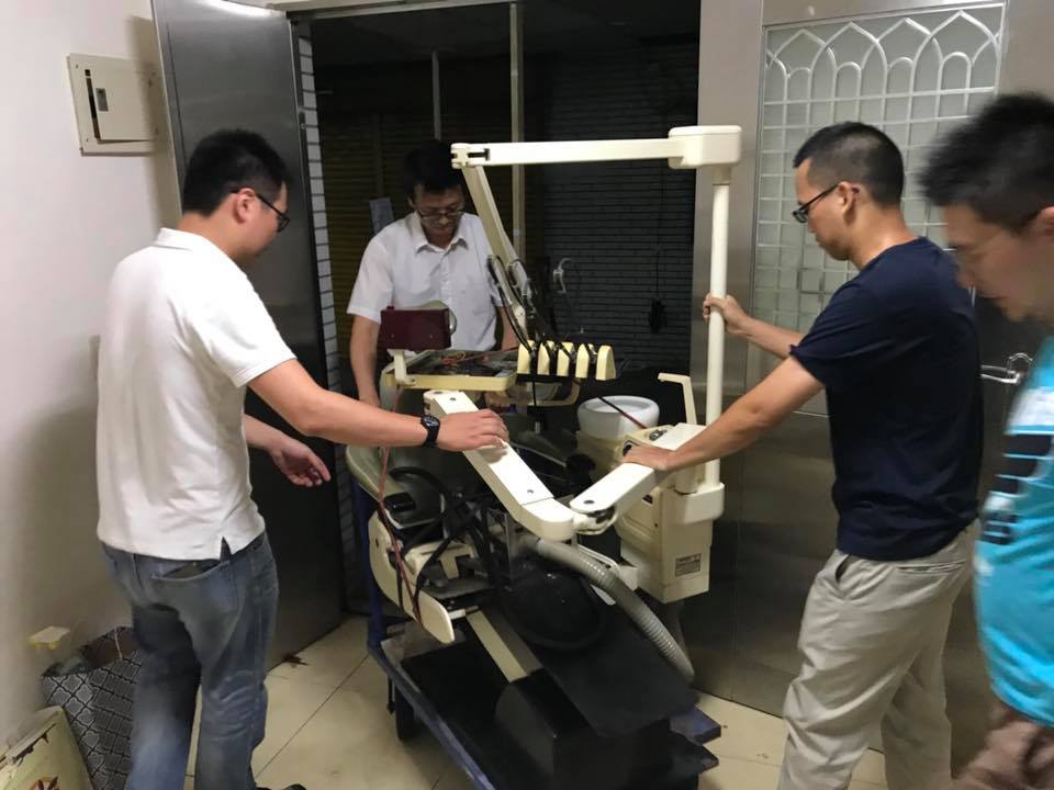 整宅裡的社區牙醫顏伯伯雖尚未同意都更，也不想為難公辦都更的進度及住戶們返家的期程，團隊同仁幫忙搬出一些大型的牙材、看診椅。）