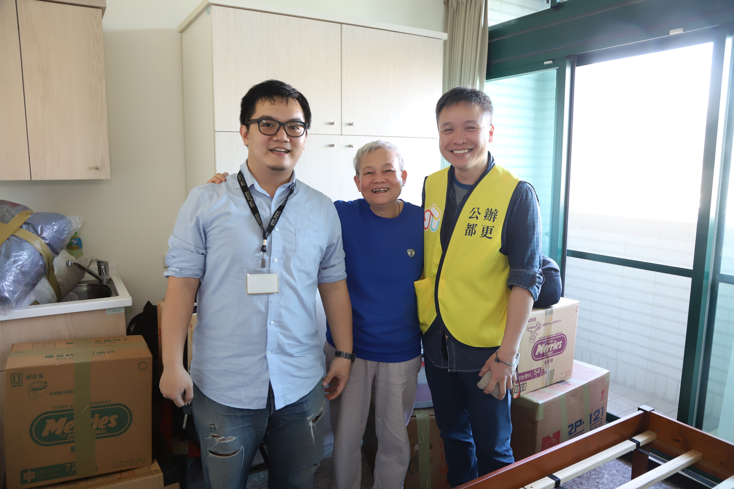 （協助斯文里三期整宅其中一名獨居老人媒合行天宮公宅，搬家完成後的開心合照）