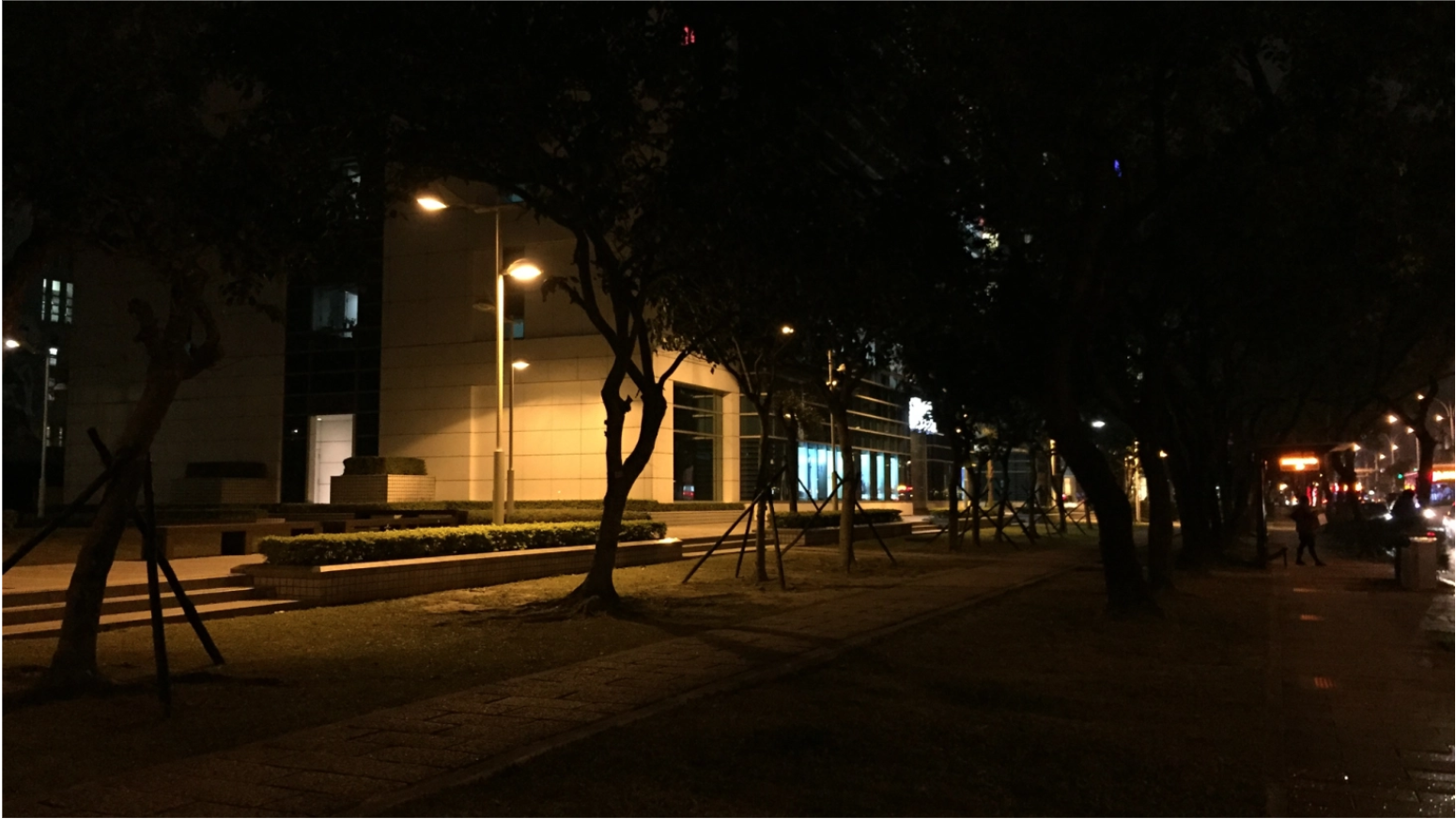 (我們利用臺北市的路燈點位資料,透過熱力圖 (heatmap) 的處理方式,大致呈現夜間道路的明亮程度。)