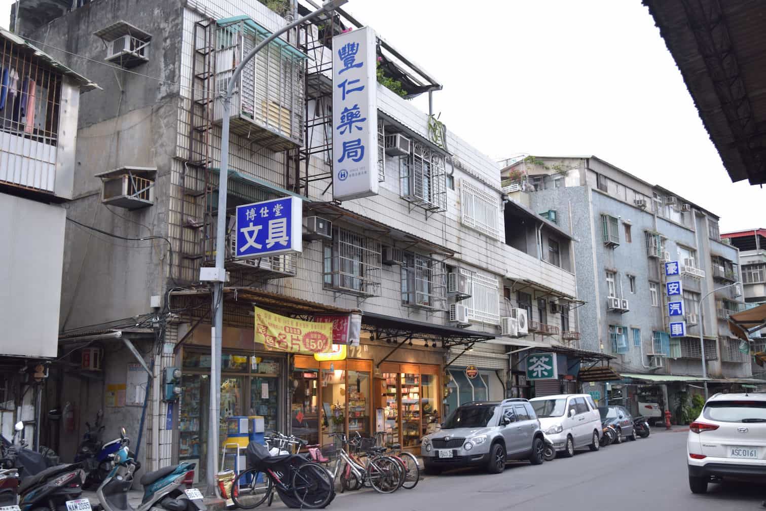 1972 年開業至今已屆半世紀的豐仁藥局，持續用心地陪伴居民，給予鄰里照護的溫度（Source: 林宛穎攝影）