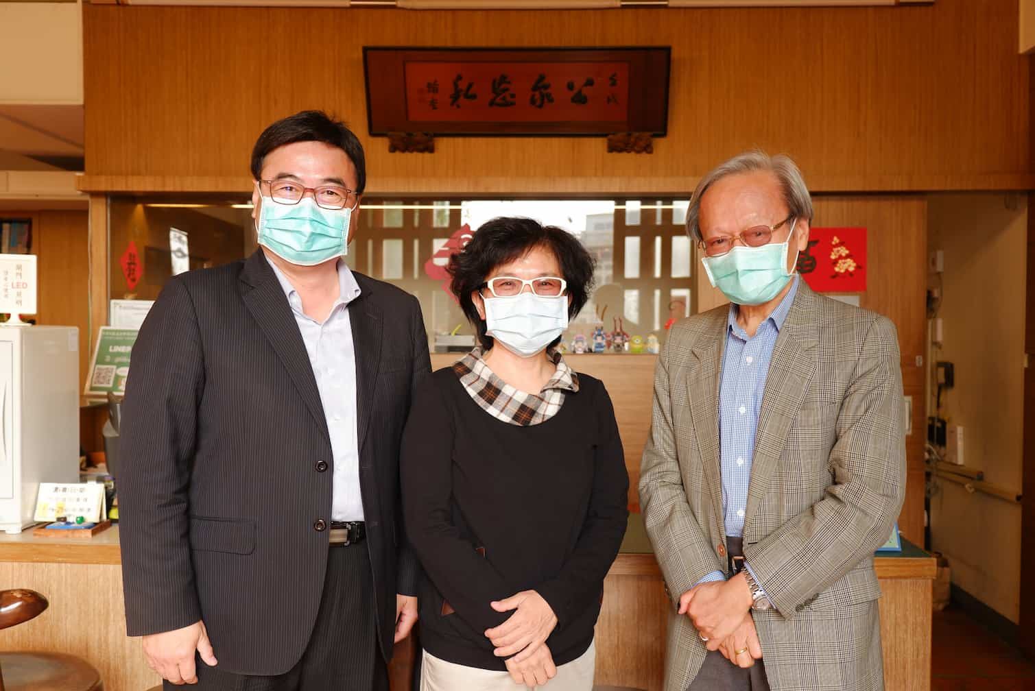 退休的北美國小王校長（圖中）是基金會的活力泉源，改編的防疫舞曲「新港IN 病毒OUT」更是從新港社區一路唱到整個嘉義縣（Source: 王昱文攝影）
