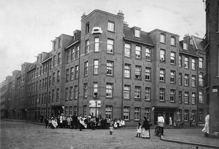 (荷蘭第一棟依《住宅法》興建的社會住宅(1909 年完工),有獨立房間與衛浴,是由工會組成的住宅法人興建)(註1)