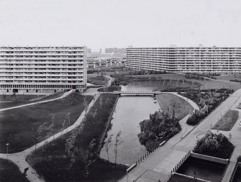 (1970 興建的拜爾美米爾(Bijlmermeer)社區,採低建蔽、高樓層、內部走道相連,十足反映以柯比意(Le Corbusier)為代表的現代主義都市觀)(註3)
