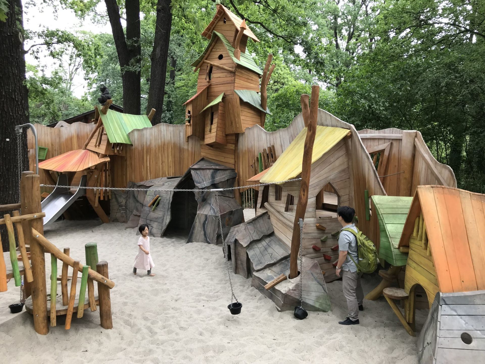 圖 4：德國柏林動物園幼兒遊戲空間，有沙、有木質素材的魔幻躲藏和遊戲空間（Source: 李玉華提供）
