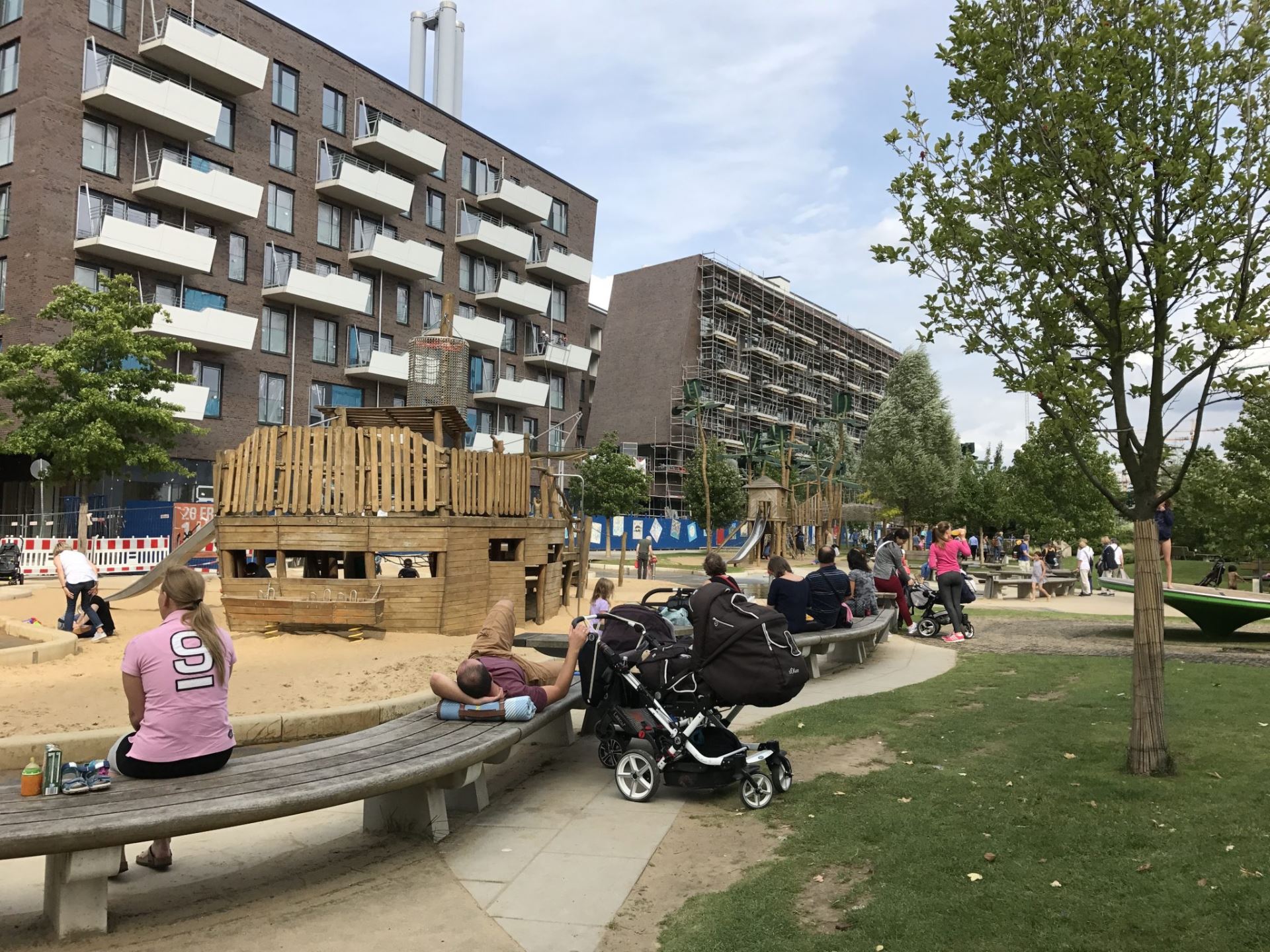 圖 7：德國漢堡的自然遊戲場，孩子經常在沙池上遊戲，住家就在附近不遠處（Source: 李玉華提供）
