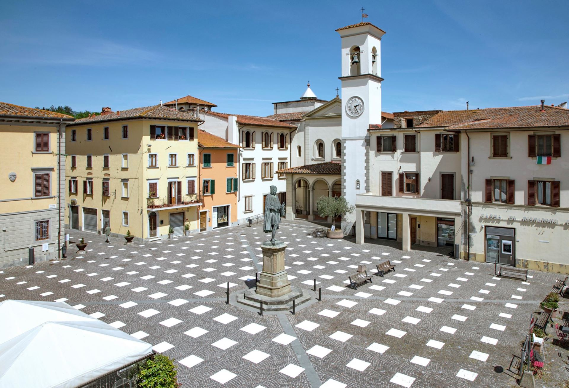 義大利維基奧(Italy,Vicchio):地面網格(Source: https://citymonitor.ai/fabric/covid-19-social-distancing-public-space-parks-5217)