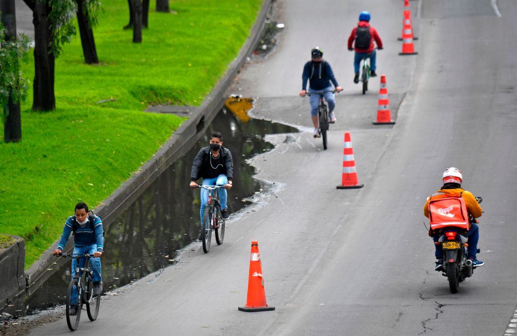 哥倫比亞波哥大(Colombia,Bogotá):彈出式自行車道(Pop-Up Bike Lane)(Source: https://citymonitor.ai/fabric/covid-19-social-distancing-public-space-parks-5217)