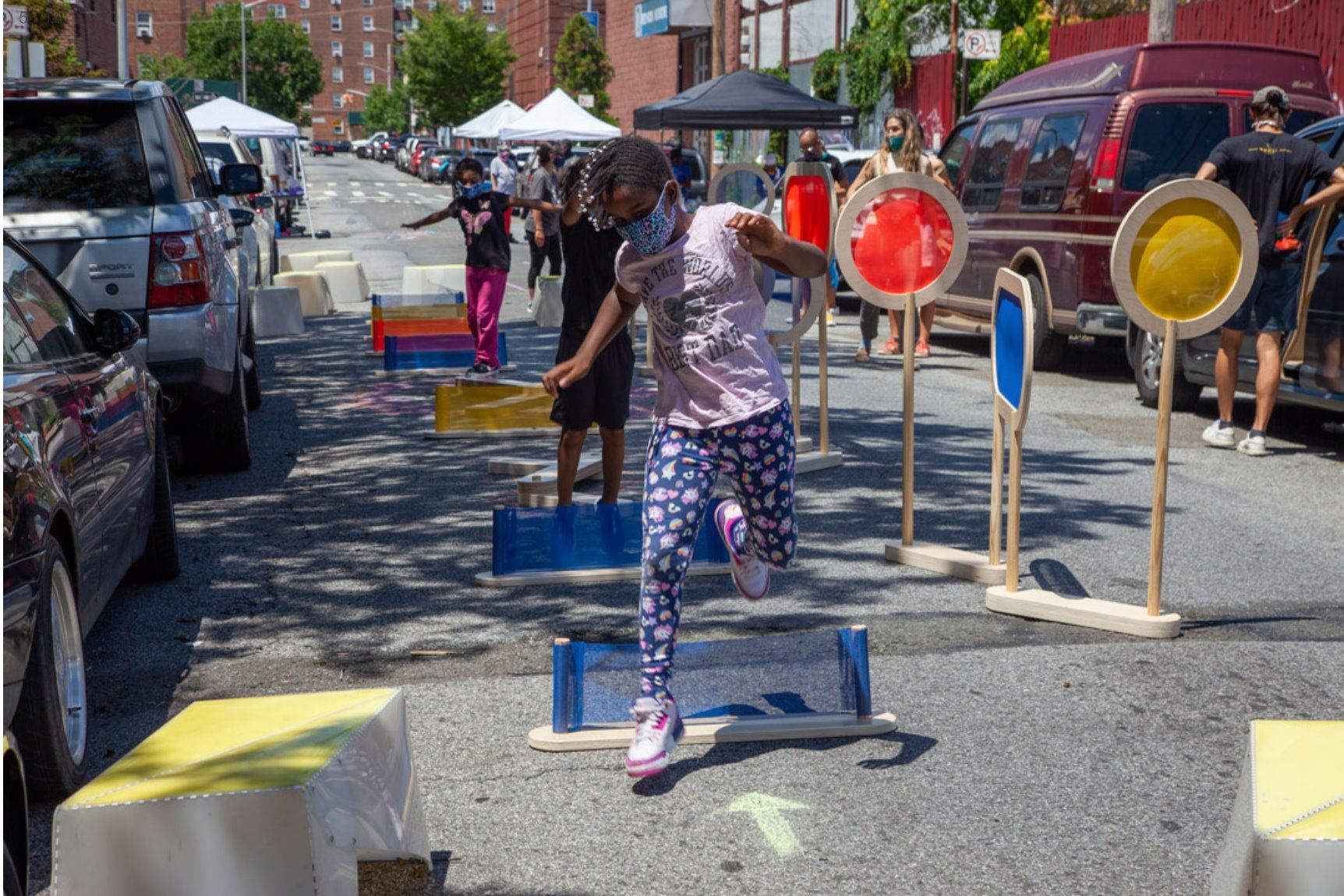 美國紐約(USA,New York):無接觸遊戲街(Source: https://citymonitor.ai/fabric/covid-19-social-distancing-public-space-parks-5217)