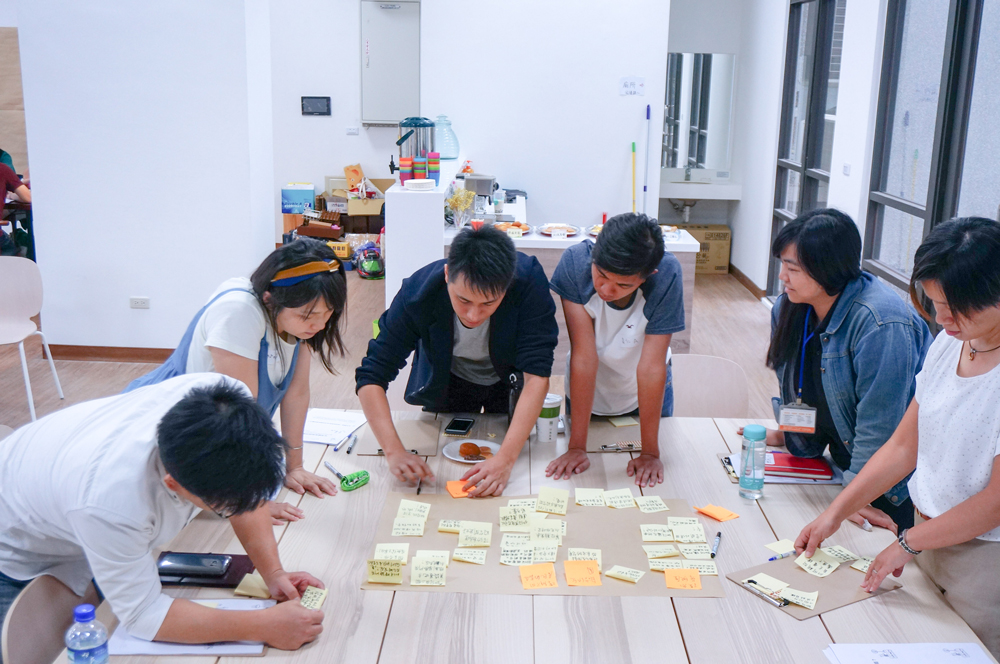 (社宅共好工作坊中,多方角色共同討論如何找到社宅持續營運的動力,圖中包括住宅處、好伴、社區種子、伊甸社工和前來分享經驗的原典。)