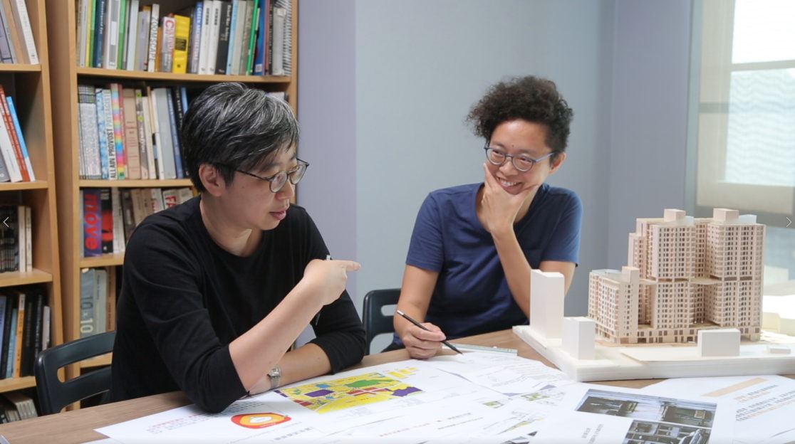 (圖/ 戴嘉惠建築師與林欣蘋建築師討論設計側拍)
