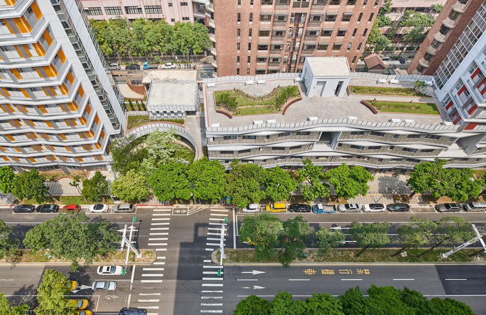 (健康公宅二區老樹廣場與屋頂農園)