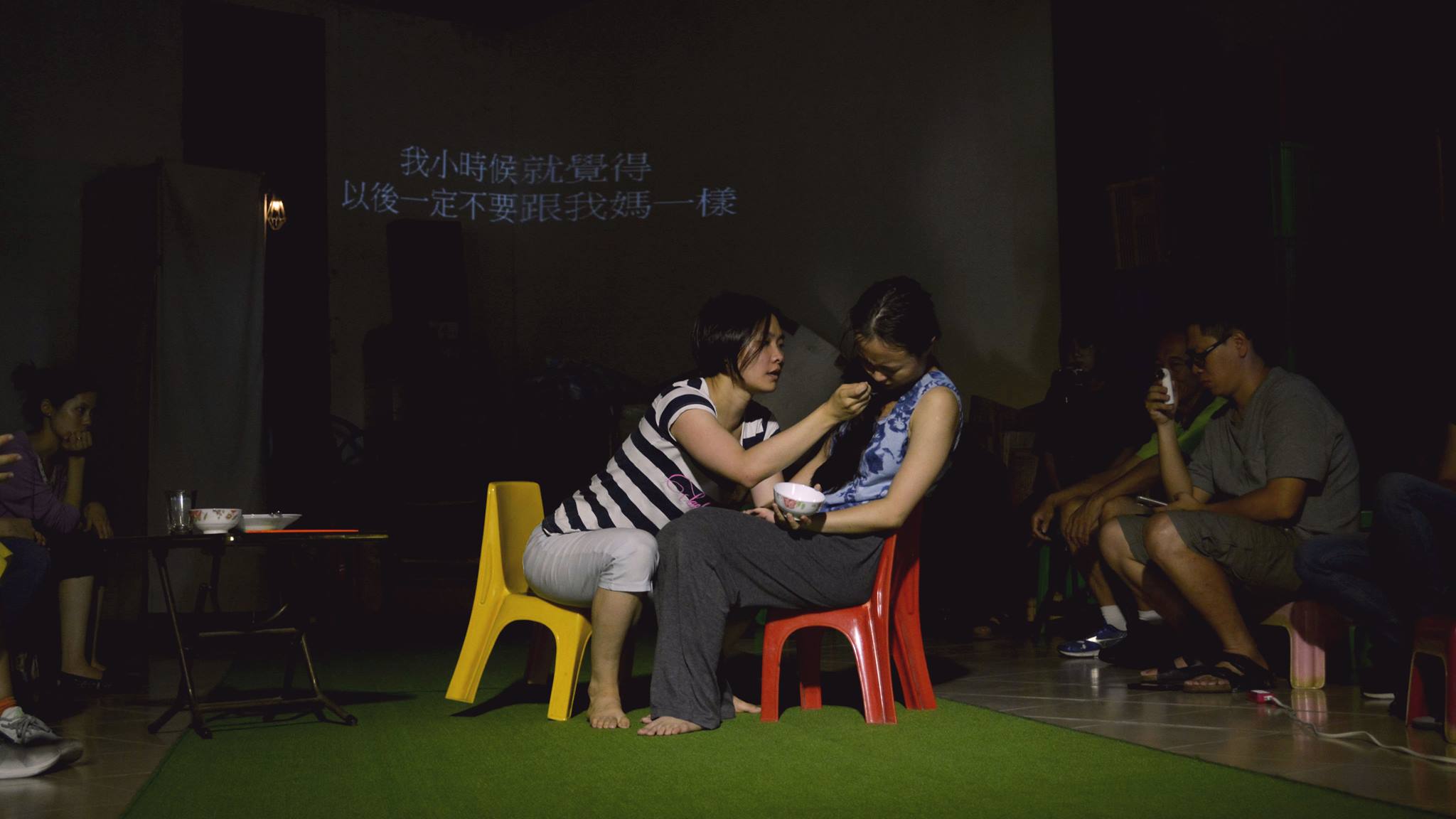 （余彥芳×默默計畫《要是你是我 Put Me In Your Shoes》在中壢五號倉庫藝文基地演出。/ 回桃看藝術節）
