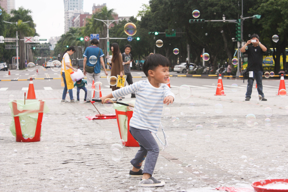 （街道提供充足的空間可以讓小朋友自在奔跑。）