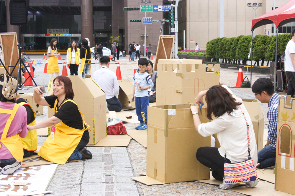 （第一場街道遊戲選擇在臺北市政府前，希望讓公部門與社會大眾近距離看見兒童遊戲的樣貌。）